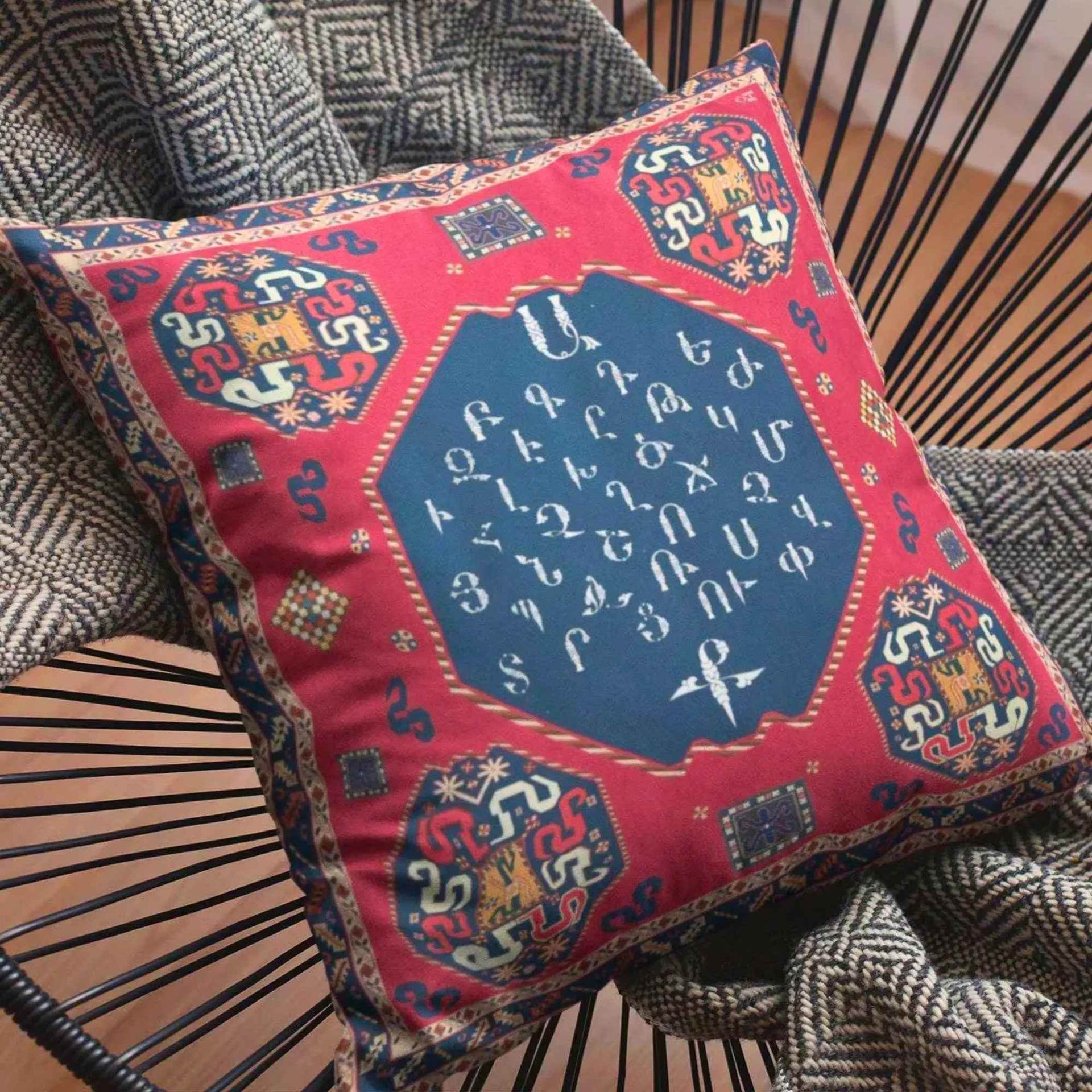 Cojín con el alfabeto armenio: cojín decorativo cuadrado con diseño de  caligrafía armenia tradicional - 14\, image size:1920x1920